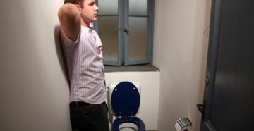 Ночью мужчина часто встаю в туалет
